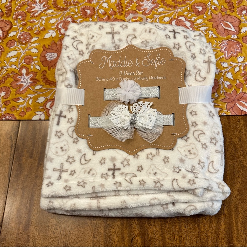 Maddie & Sofie 30x40 Baby Blanket With Two Novelty Headbands